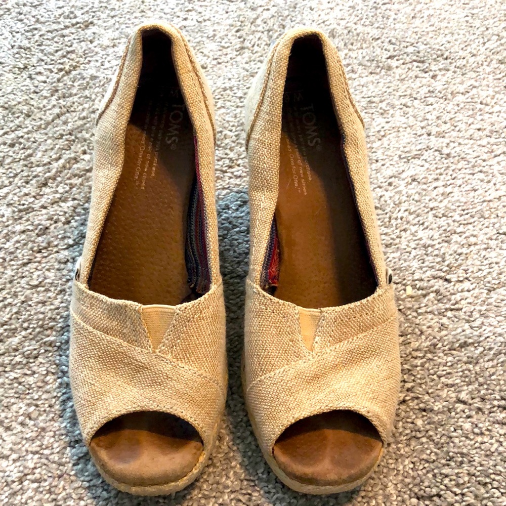 Toms wedge tan shoe size 6
